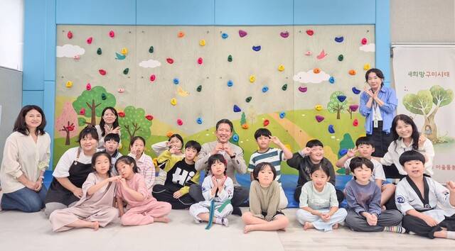 지난해 10월 김장호 구미시장이 한 다함께 돌봄센터를 찾아 돌봄센터를 이용하는 초등학생들과 즐거운 시간을 보내고 있다. 구미시 제공