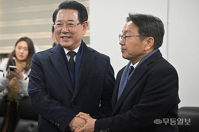 강기정(오른쪽) 광주시장과 김영록 전남도지사가 2일 오전 광주 국립5·18민주묘지에서 시도통합 선언문에 서명한 뒤 서로 악수하고 있다. /뉴시스