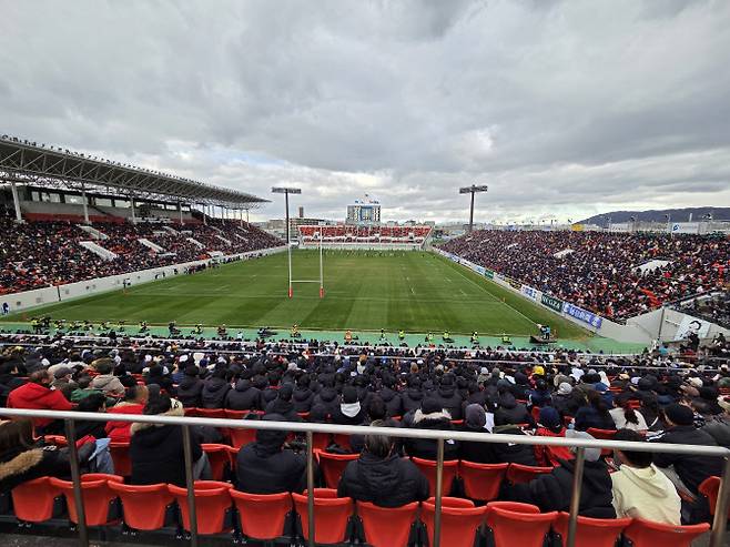 일본 고교 럭비의 성지 하나조노 경기장. 빈 자리를 찾아볼 수 없을 정도로 많은 관중이 경기장을 가득 메웠다. 사진=이석무 기자(오사카)