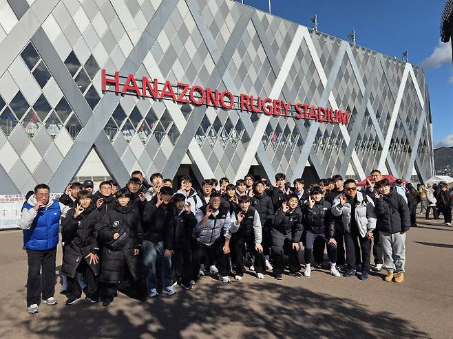 OK 읏맨 럭비단 지원으로 일본 하나조노 대회를 견학온 한국 중학생 럭비 선수들이 경기장 앞에서 기념촬영을 하고 있다. 사진=이석무 기자(오사카)