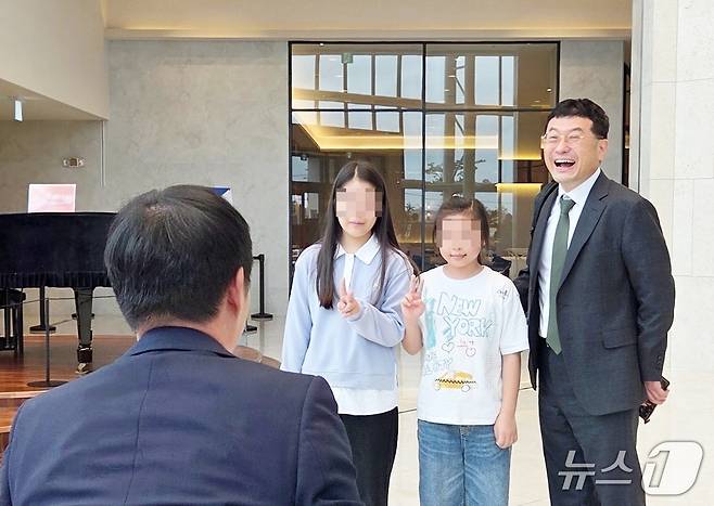 최영민 수의사가 어린이들과 함께 사진을 찍으며 환하게 웃고 있다. ⓒ 뉴스1