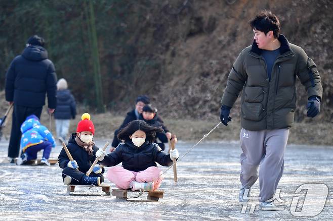 4일 경북 포항시 북구 흥해읍 덕실마을 썰매장에서 어린이들이 즐거운 시간을 보내고 있다. 2026.1.4/뉴스1 ⓒ News1 최창호 기자