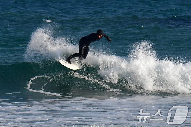 4일 경북 포항시 북구 흥해읍 용한리해수욕장에서 서퍼들이 파도를 타고 있다. 2026.1.4/뉴스1 ⓒ News1 최창호 기자
