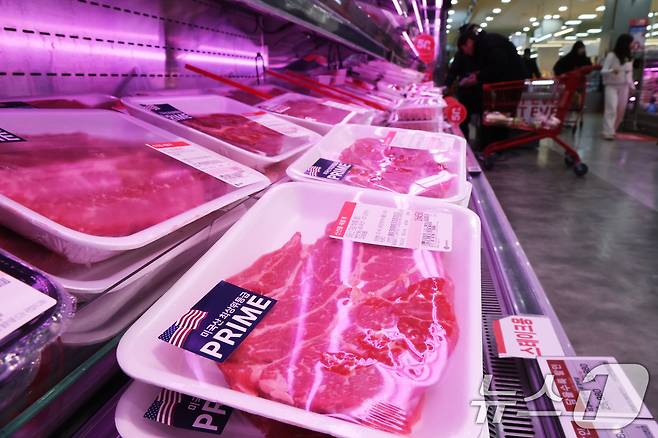 환율 상승으로 인한 소비자 물가 부담이 이어지고 있는 4일 서울 중구의 대형마트를 찾은 시민이 수입육 매대를 살펴보고 있다.  2026.1.4/뉴스1 ⓒ News1 이광호 기자