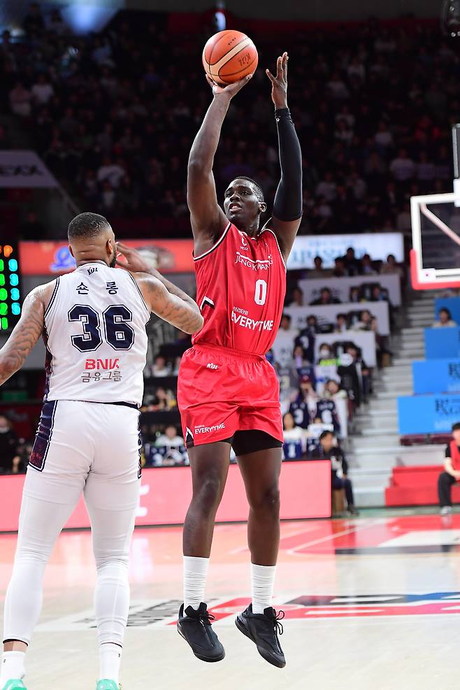 프로농구 정관장 오브라이언트(오른쪽)가 4일 안양 정관장아레나에서 열린 KCC와 경기에서 슛을 쏘고 있다.(KBL 제공)