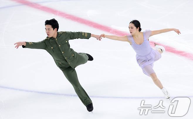 피겨스케이팅 임해나-권예 조가 4일 서울 양천구 목동 아이스링크에서 열린 제80회 전국남녀 피겨스케이팅 종합선수권대회 댄스 시니어 프리 댄스에서 연기를 펼치고 있다. 2026.1.4/뉴스1 ⓒ News1 김성진 기자