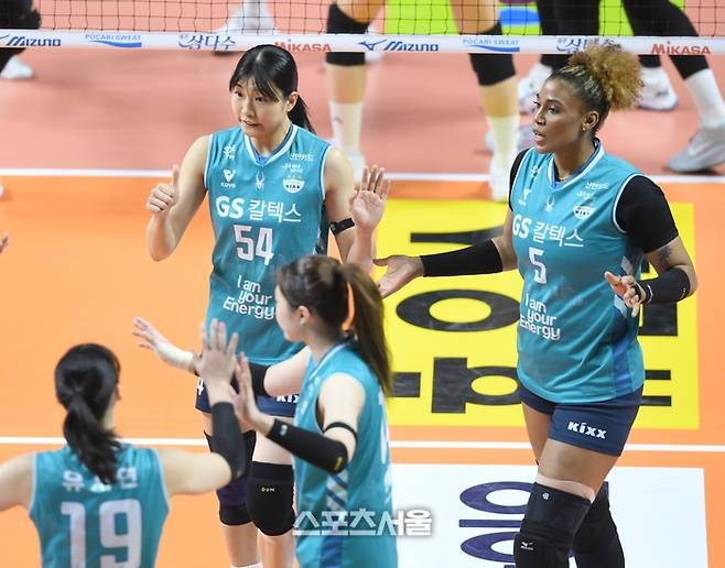 GS칼텍스 오세연과 실바가 지난 12월 23일 서울 장충체육관에서 열린 2025~2026 V-리그 도로공사와 경기에서 득점 후 환호하고 있다. 2025. 12. 23. 장충 | 최승섭기자 thunder@sportsseoul.com