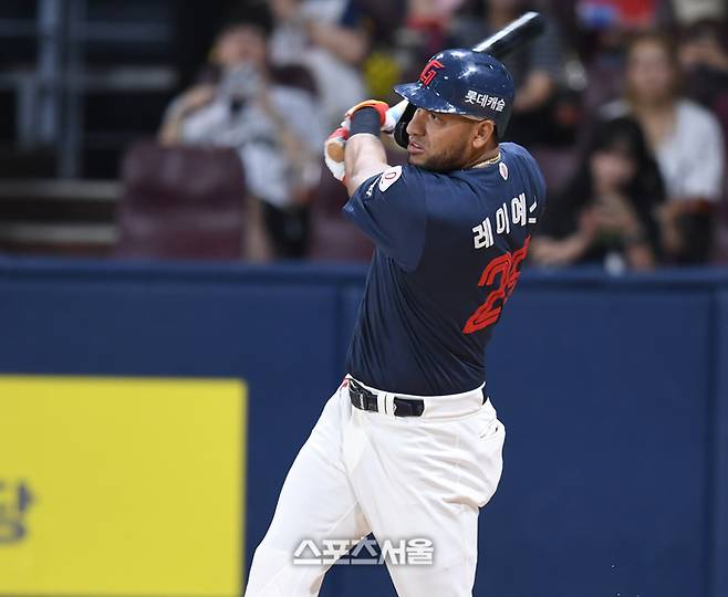 롯데 레이예스가 23일 서울 고척스카이돔에서 열린 2025 KBO리그 키움과 경기 2회초 2루타를 치고 있다.  고척 | 최승섭기자 thunder@sportsseoul.com
