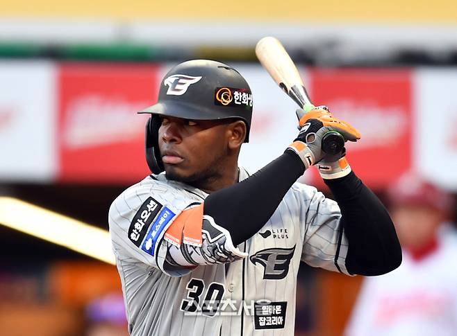 한화 페라자가 26일 인천SSG랜더스필드에서 열린 2024 KBO리그 SSG와 경기에서 타격하고 있다. 사진 | 스포츠서울DB