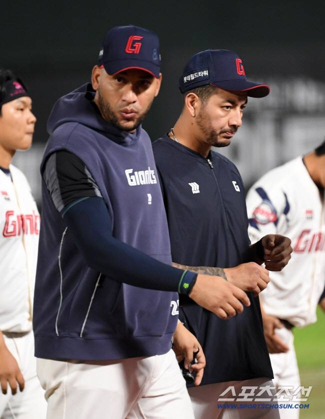 9일 부산 사직구장에서 열린 롯데 자이언츠와 한화 이글스의 경기. 패한 롯데 선수들이 아쉬워하고 있다. 부산=박재만 기자 pjm@sportschosun.com/2025.09.09/