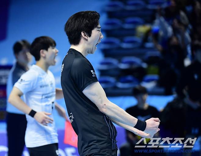 4일 인천 계양체육관에서 열린 V리그 남자부 대한항공과 현대캐피탈의 경기. 서브 득점 후 포효하는 현대캐피탈 허수봉. 인천=송정헌 기자songs@sportschosun.com/2026.01.4/