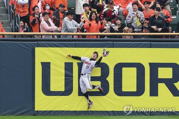 LG 트윈스의 2025시즌 프로야구 통합우승에 중요한 역할을 한 '1990년생 말띠' 박해민의 한국시리즈 1차전 호수비. ⓒ연합뉴스