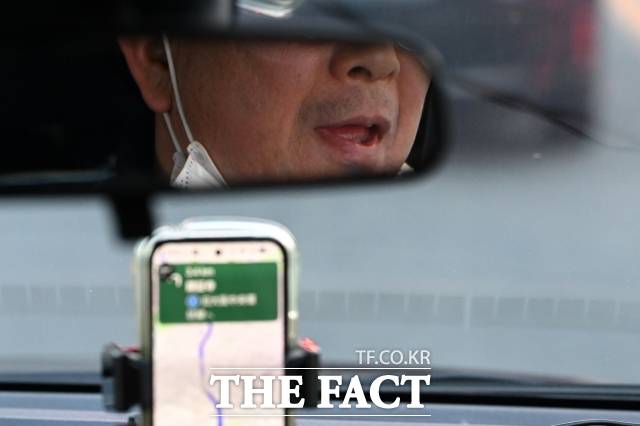 일본 사회에는 국적 없이 살아가는 재일동포들이 있다. 지난달 20일 오후 일본 오사카에서 재일동포인 택시기사가 일본 내 조선적, 한국 국적 등에 대해 이야기하고 있는 모습이다. /오사카=서예원 기자