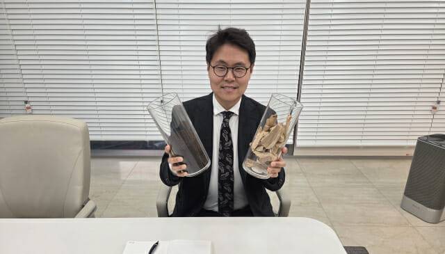 천일에너지 박상원 대표가 폐기물로 만든 커피박 등에 대해 설명하고 있다. (사진=지디넷코리아)