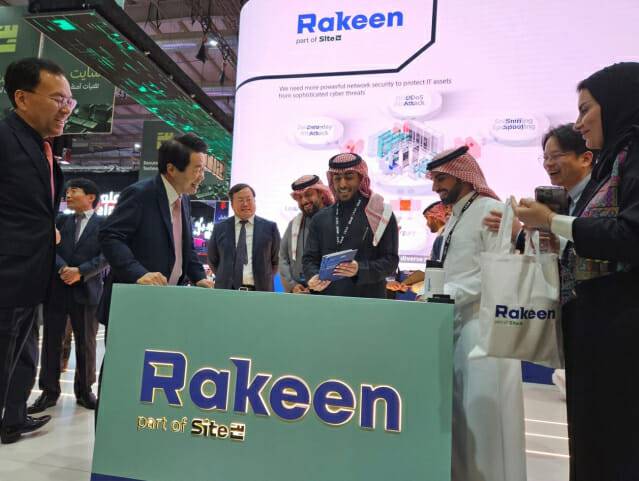 강석균 안랩 대표(왼쪽 두번째)가 중동 자회사 라킨이 참여한  IT 전시회 ‘리프(LEAP) 2025'에서 참관자와 활작 웃으며 이야기하고 있다.