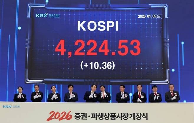 2026년 증권·파생상품시장 개장식이 열린 2일 서울 여의도 한국거래소 전광판에 올해 첫 코스피가 표시되고 있다.공동취재 연합