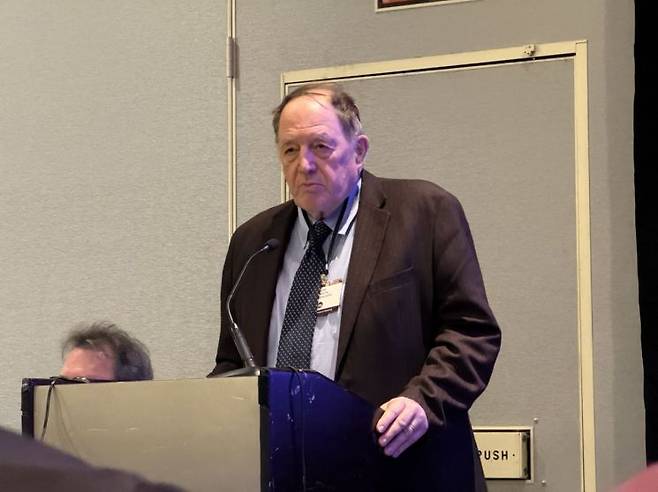 제임스 갤브레이스 텍사스대 오스틴 교수가 3일(현지시간) 미국 펜실베이니아주 필라델피아에서 열린 '전미경제학회 연례총회(ASSA) 2026' 패널 토론에 참석해 발언하고 있다.