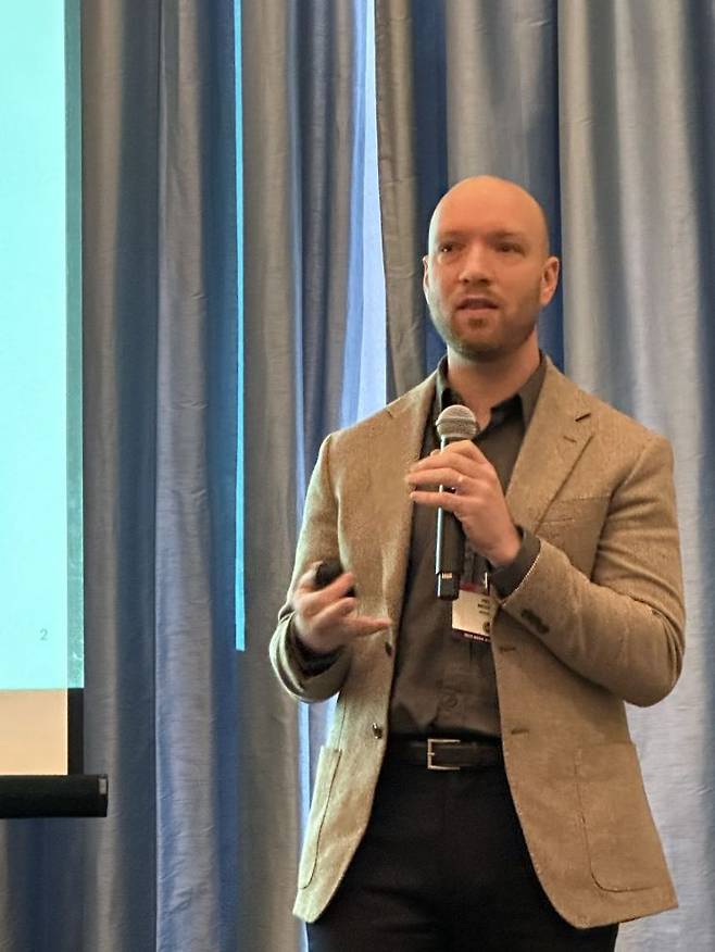 피터 맥크로리 앤트로픽 수석 경제학자가 3일(현지시간) 미국 펜실베이니아주 필라델피아에서 열린 '전미경제학회 연례총회(ASSA) 2026' 패널 토론에 참석해 발언하고 있다.