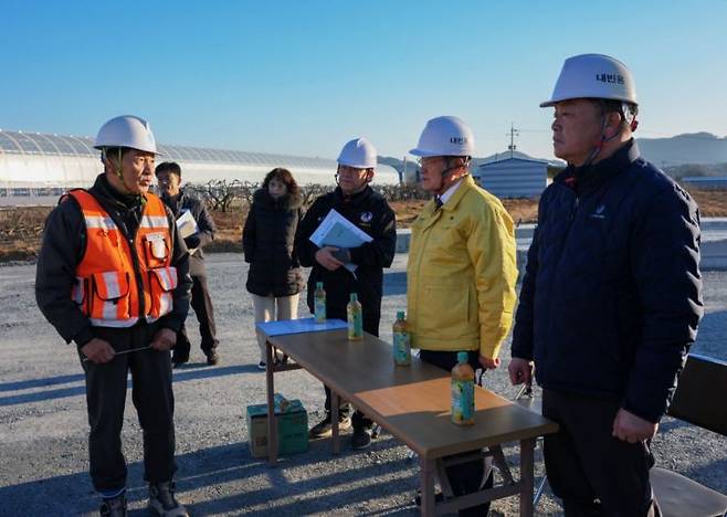 영천경마공원, 금호대창 하이패스 IC 사업 현장을 점검하는 영천시 관계자들. 영천시 제공