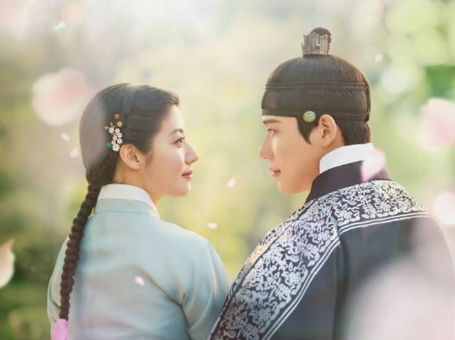 KBS2 ‘은애하는 도적님아’ 2회에서는 입술을 훔치고 달아난 남지현을 잡기 위한 문상민의 끈질긴 추격이 시작된다. 의적 활동 중 정체를 들킬 위기에 처한 남지현은 이열의 수사망을 피해 고군분투한다. 남지현을 돕는 소꿉친구 김무준의 등장으로 삼각 로맨스의 서막이 오를 예정이다.&nbsp;