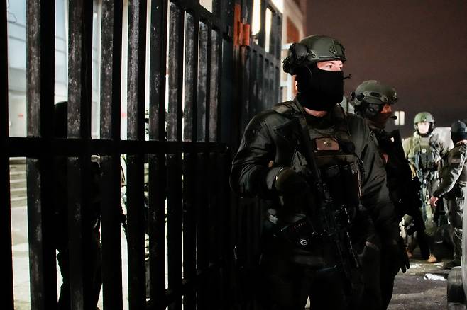 미국 법무부 소속 연방 요원들이 니콜라스 마두로 베네수엘라 대통령이 구금된 메트로폴리탄 구치소 밖에서 경비를 서고 있다. /로이터 연합뉴스