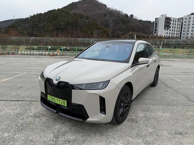 BMW 순수 전기 준대형 SUV ‘뉴 iX’./이윤정 기자