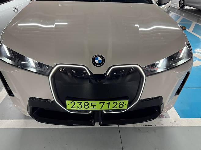 BMW 순수 전기 준대형 SUV ‘뉴 iX’. 키드니 그릴 테두리가 빛나는 아이코닉 글로우 기능이 추가됐다. /이윤정 기자