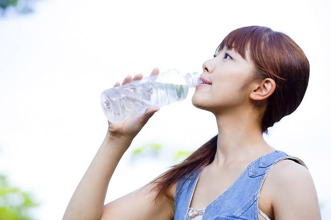 아침 공복에 물을 마시는 행동 자체는 수분 보충에 도움이 될 수 있지만, ‘독소 배출’이나 체중 감량 효과를 보장하는 루틴으로 해석하는 데에는 주의가 필요하다. 게티이미지뱅크