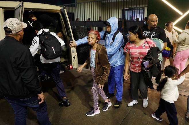 새벽 폭발음에 도로에서 대피하는 베네수엘라 시민들. AP=뉴스1