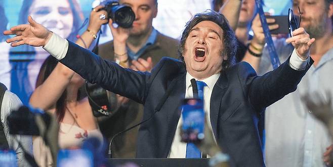 하비에르 밀레이 아르헨티나 대통령이 26일 수도 부에노스아이레스에서 중간선거 승리 소식에 환호하고 있다. 집권 자유전진당은 당초 여론조사에서 야권에 내내 열세였지만 도널드 트럼프 미국 대통령의 적극적인 지원 약속 등으로 판세를 뒤집었다. 트럼프 대통령은 400억 달러(약 58조 원) 지원, 아르헨티나 쇠고기 수입 확대 등의 계획을 밝혔다. 부에노스아이레스=AP 뉴시스