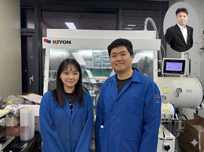 사진 왼쪽부터 이주현 박사과정, 김진욱 박사후연구원. 오른쪽 상단 이진우 교수.