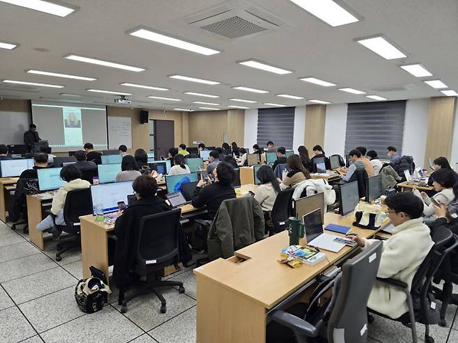 광주광역시는 오는 11일부터 시행되는 '인공지능(AI) 기본법'에 선제적으로 대응하고, 행정 효율성과 시민 체감형 서비스를 높이기 위해 '인공지능(AI) 기반 행정혁신 종합계획'을 수립했다고 4일 밝혔다. 사진은 직원 AI 역량 강화 교육 모습. 광주광역시 제공