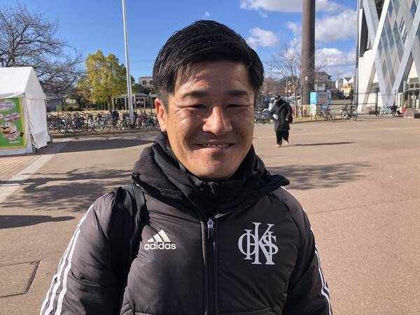 오사카 조선학교 럭비팀의 문현 감독.