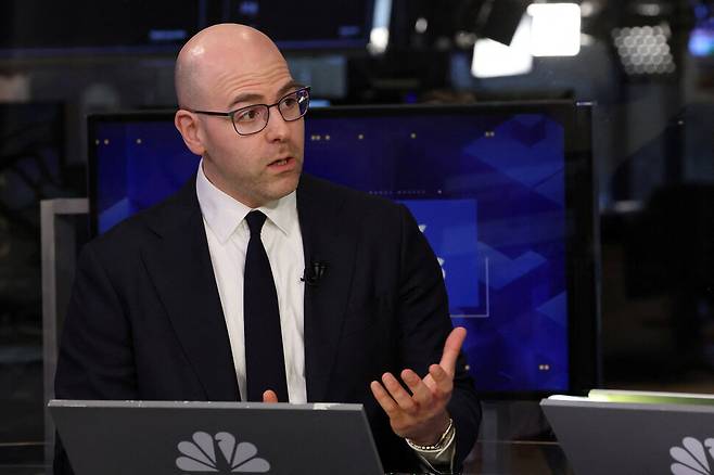 스티븐 마이런 미국 연준 이사가 2025년 11월10일 뉴욕증권거래소(NYSE)에서 발언하고 있다. 도널드 트럼프 대통령이 임명한 마이런은 임명권자의 견해를 그대로 반영해 공개적으로 금리 인하를 주장한다. REUTERS