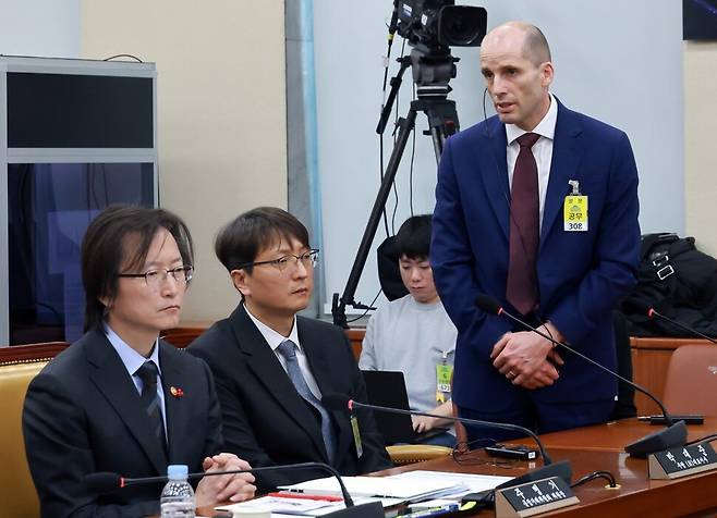 지난달 30일 국회에서 열린 쿠팡 침해사고 및 개인정보 유출, 불공정 거래, 노동환경 실태 파악과 재발 방지 대책 마련을 위한 청문회에서 해롤드 로저스 쿠팡 대표이사가 쿠팡 새벽배송을 하다 사고로 숨진 고 오승용 씨 유족에게 사과하고 있다. 연합뉴스