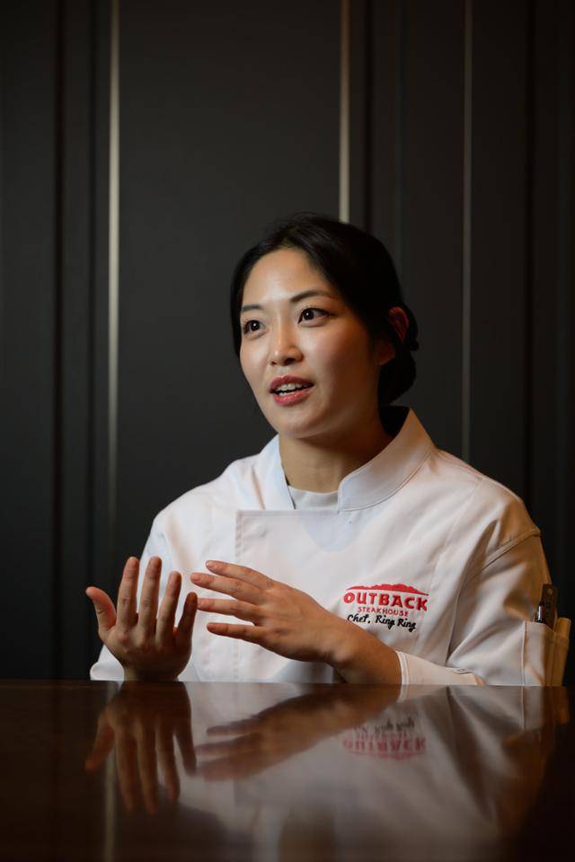 '아웃백 스테이크 마스터 챔피언십' 초대 우승자인 장소희 셰프가 지난달 15일 서울 종로구 아웃백스테이크하우스 디타워점에서 본보와 인터뷰를 하고 있다. 하상윤 기자