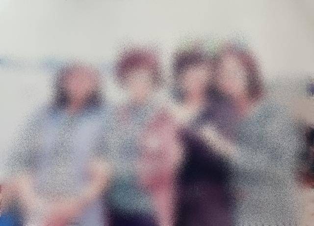 피해자 B씨(왼쪽 세 번째)가 생전에 자매와 함께 찍은 사진. B씨는 6남매 중 다섯째다. B씨 유족 제공