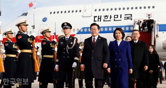 3박 4일간 중국을 국빈 방문하는 이재명 대통령과 김혜경 여사가 4일 중국 베이징 서우두공항에 도착하고 있다. 베이징=왕태석 선임기자