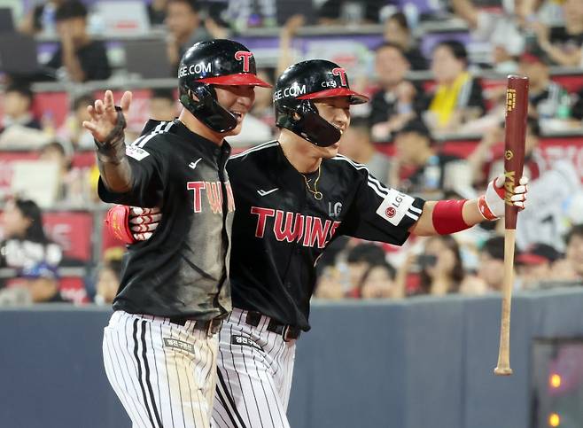 12일 오후 수원 KT위즈파크에서 열린 2025 프로야구 LG와 KT 경기. LG 오지환이 8회 1사 만루서 박해민의 희생플라이때 득점한 뒤 함께 더그아웃으로 들어오며 기뻐하고 있다. 수원=정시종 기자 capa@edaily.co.kr /2025.08.12.