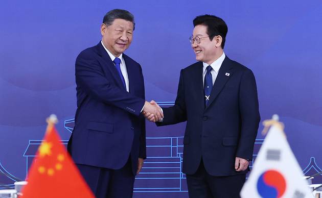 이재명 대통령과 시진핑 중국 국가주석이 지난달 1일 경북 국립경주박물관에서 한중 정상회담에 앞서 악수하고 있다.  [사진=연합뉴스]