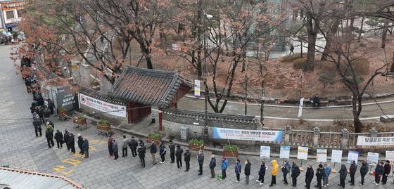 서울 종로구 탑골공원 앞에서 어르신들이 무료 급식을 받기 위해 줄서 있다. [연합뉴스]