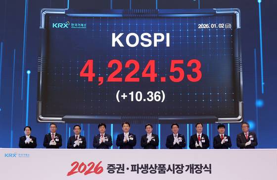 2일 서울 여의도 한국거래소 서울사무소에서 열린 2026년도 증권ㆍ파생상품시장 개장식. 왼쪽부터 김세완 자본시장연구원장, 김영재 상장회사협의회장, 황성엽 금융투자협회장, 오기형 더불어민주당 코스피 5000특위위원장, 정은보 한국거래소 이사장, 이억원 금융위원장, 김상훈 국민의힘 밸류업특위 위원장, 이찬진 금융감독원장, 이동훈 코스닥협회장, 황창순 코넥스협회장. 김종호 기자