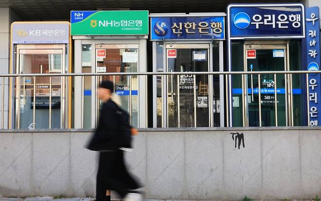 서울 시내에 설치된 은행 ATM기를 시민들이 지나는 모습. 사진=연합뉴스