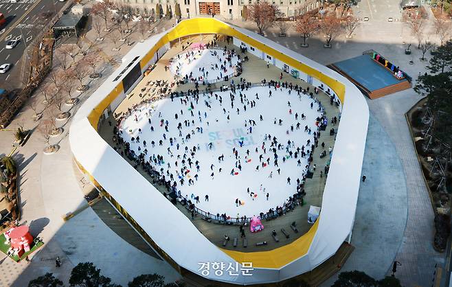 새해 첫 주말인 4일 서울광장 스케이트장을 찾은 시민들이 스케이트를 타며 휴일을 즐기고 있다. 2026.1.4. 정지윤 선임기자