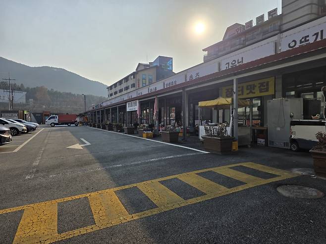 충북 충주시 수안보면 수안보풍물시장이 4일 오후 한산한 모습이다.