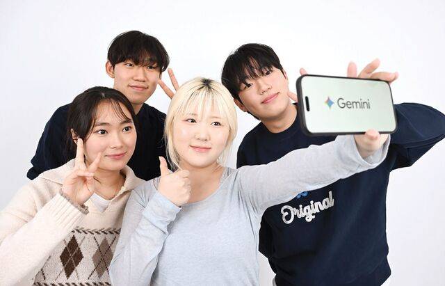 구글 AI 모델 제미나이를 활용해 쇼츠 드라마를 만드는 등 동아리 활동을 하고 있는 대학생들이 포즈를 취하고 있다. 왼쪽부터 김준명 박성민 박주희 손경민씨. 이한형 기자