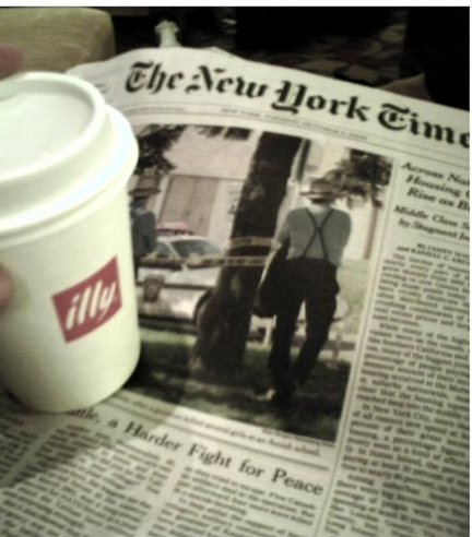 메르는 블로그 운영 초기엔 개인적으로 찍은 사진을 올리는 정도로 활용했다. 해당 사진은 메르가 직접 찍은 영자신문 위 커피 설정샷. 출처=네이버 메르 블로그