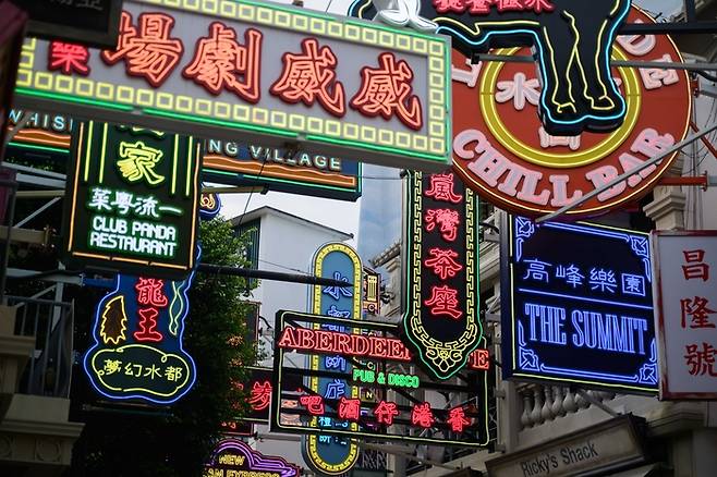 올드 홍콩의 네온사인 / 사진 = 홍콩 오션파크 제공