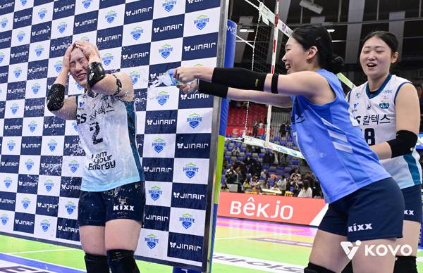 경기 후 수훈선수로 인터뷰를 가진 김효임이 한수진에게 물세례를 맞고 있다. 사진 제공= KOVO