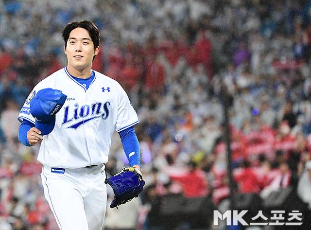 2025년 10월 13일 오후 대구삼성라이온즈파크에서 ‘2025 신한 SOL Bank KBO 포스트시즌’ SSG 랜더스와 삼성 라이온즈의 준플레이오프(5전 3선승제) 3차전이 열렸다. 7회초 2사에서 삼성 선발 원태인이 이승현으로 교체, 마운드를 내려가면서 팬들에게 인사를 하고 있다. 사진=김영구 기자